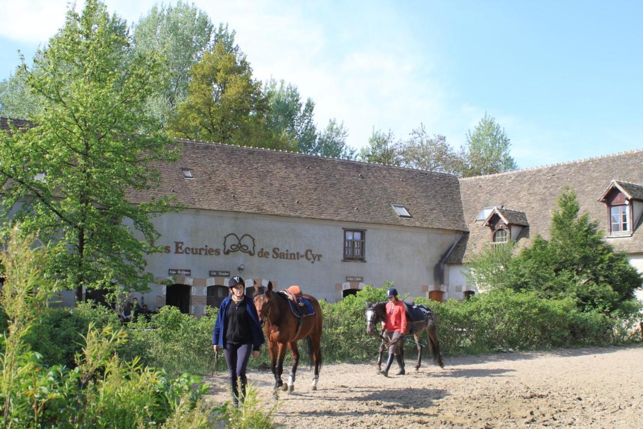 Gite D'Etape Ecuries De St Cyr La Ferté-Saint-Cyr Exteriör bild